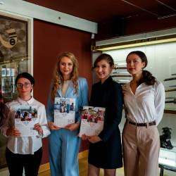 Predstavnice in predstavnik društva Rodnik s koledarji (LUCA TEDESCHI/FOTODAMJ@N)