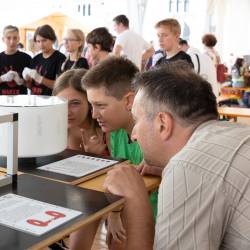 Prireditev Maker Faire je priljubljena tako med mladimi kot med starejšimi (ARHIV)