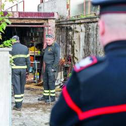 Preiskovalci pred hišo Vita Mezzalire v Zdravščinah (TIBALDI)