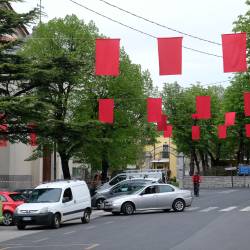 Na Krasu in v Bregu velja tradicija razobešanja rdečih zastav dela na predvečer prvega maja