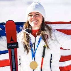 Breezy Johnson z zlato medaljo, ki jo je kmalu morala pospraviti (ANSA)