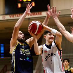 Mladi Jadranov adut Igor Stjepanović v primežu obrambe Bottanuca (TEDESCHI/FOTODAMJ@N)