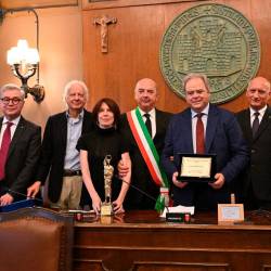 V svetniški dvorani tržaške občinske palače so danes dopoldne slovesno podelili zlatega svetega Justa kulturnemu društvu La Cappella Undergroud, posebno priznanje pa športnemu novinarju Paolu Condoju (FOTODAMJ@N)