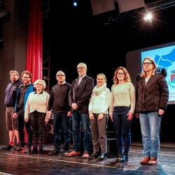 Predlagateljice in predlagatelji zmagovalnih projektov na odru z županom Corettijem (TEDESCHI/FOTODAMJ@N)