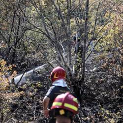 Pri Boneti zmanjka vode, potem ko za potrebe gašenja požarov gasilci na križišču pod vasjo polnijo svoje cisterne ob vodovodnem priključku (TIBALDI)