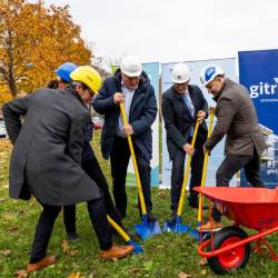 V sredo je za prvo lopato skupaj z novogoriškim županom Samom Turelom prijel minister Jože Novak (MONG)