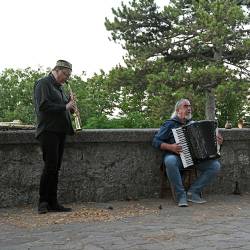 Trio Etnoploč sestavljajo (z leve) Piero Purich, Aleksander Ipavec in Matej Špacapan
