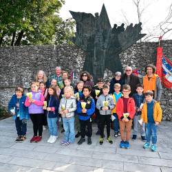 Sekcija VZPI-ANPI Evald Antončič – Stojan je skupaj z osnovno šolo Albert Sirk počastila praznik žensk pred osrednjim spomenikom v Križu (FOTODAMJ@N)