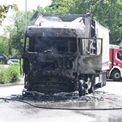 Ogenj je uničil motor tovornjaka in voznikovo kabino