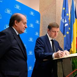 Z leve generalni sekretar SEP Franco Dal Maso in ukrajinski veleposlanik v Italiji Ihor Brusilo (FOTODAMJ@N)