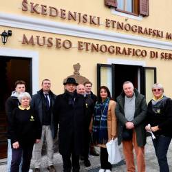Župan Roberto Dipiazza in delegacija škedenjskih prebivalcev pred Škedenjskim etnografskim muzejem (LUCA TEDESCHI/FOTODAMJ@N)
