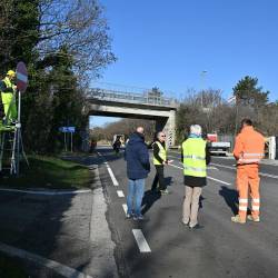Ob deželni cesti 35 so danes dopoldne postavili nove prometne znake (FOTODAMJ@N)