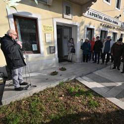 Spotikavca za Josipa Ščinkovca in Alfonza Lebana so v Nabrežini postavili pred podružnico Zadružne kraške banke Trst-Gorica