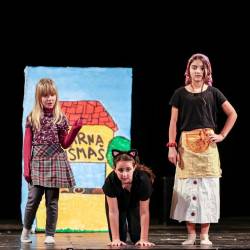 Prizor Pekarne Mišmaš, v kateri so nastopili učenci osnovne šole Frana Venturinija