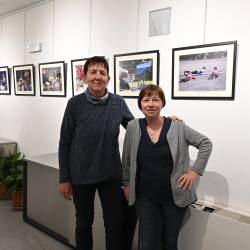 Sonja Gregori (levo) in Sonja Žerjal razstavljata v občinski hiši v Zgoniku