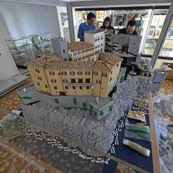 Maketa Devinskega gradu tehta 600 kilogramov, gradili so ga 392 ur