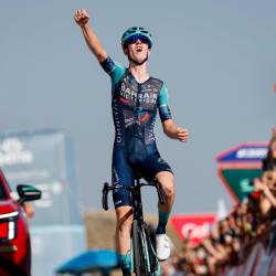 Jakob Omrzel je sam prekolesaril ciljno črto 12. etape Vuelte (FB/TEAM BAHRAIN VICTORIOUS)