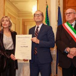 Prefektinja Ester Fedullo, novi vitez Livio Semolič in goriški župan Rodolfo Ziberna (TIBALDI)