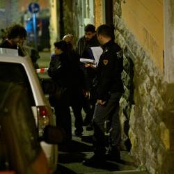 Preiskovalci pred stavbo v Ulici Machlig pri sv. Aljoziju,kjer so v četrtek popoldne odkrili truplo (FOTODAMJ@N)