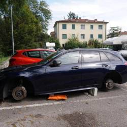 Mercedes brez koles v Ulici Rocca v Gorici (BUMBACA)