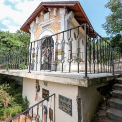 Kapelo so zgradili madžarski vojaki leta 1918, obnovljena je bila leta 2009 (TIBALDI)