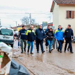 Vodja italijanske državne civilne zaščite Fabio Ciciliano (tretji z leve) med današnjim ogledom območij, ki jih je v ponedeljek prizadelo neurje (TIBALDI)