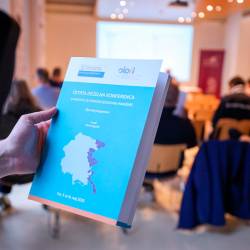 Zbornik prispevkov Četrte deželne konference o varstvu slovenske jezikovne manjšine so predstavili včeraj v Trgovskem domu v Gorici (TIBALDI)
