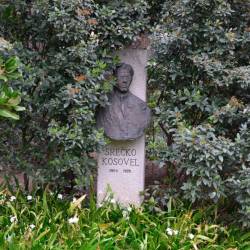 Spomenik Srečka Kosovela v Ljudskem vrtu, kjer bo 24. marca pesniška matineja (FOTODAMJ@N)
