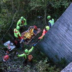 Do moškega, ki je ležal 15 metrov pod Furlansko cesto, so se spustili z vrvmi