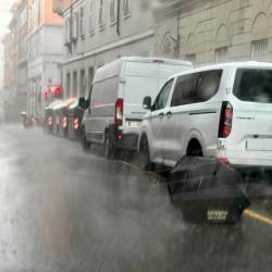 Ob močnem nalivu in okrepljenem vetru so tudi leteli dežniki (LUCA TEDESCHI/FOTODAMJ@N)