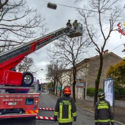 Gasilci na delu v Ulici Di Manzano v Gorici (GASILCI)
