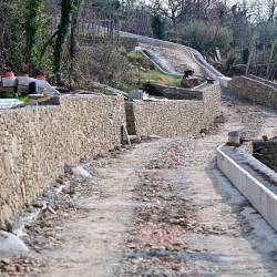 Zaključili so zidavo novih zidov, pri čemer so uporabili tudi kamenje za suho gradnjo (FOTODAMJ@N)