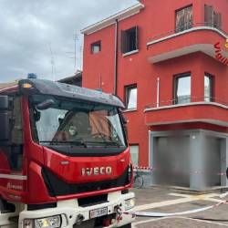 Ko so rreševalci prispeli do gorečega stanovanja, ženski ni bilo več pomoči