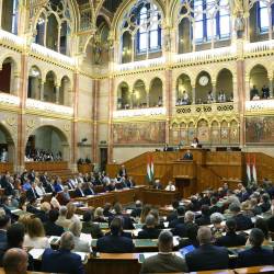 Nagovor premierja Petra Magyarja v parlamentu v Budimpešti (Ansa)