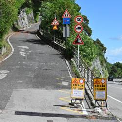 Prometni znaki na Obalni cesti opozarjajo, da je del ceste za Brojnico zaprt