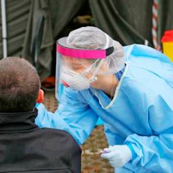 V Sloveniji so včeraj potrdili 9945 novih okužb z novim koronavirusom (ARHIV)