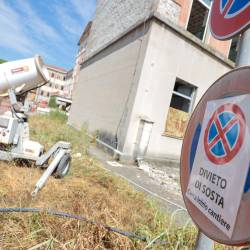 Ob poslopju so že postavili naprave za zamegljevanje za omilitev težav s prašenjem (TIBALDI)