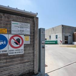 Neprijetne vonjave uhajajo iz obrata ob robu štandreške industrijske cone (TIBALDI)