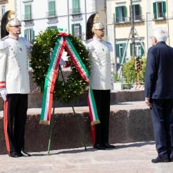 Predsednik Sergio Mattarella se je poklonil neapeljskim vstajnikom (KVIRINAL)