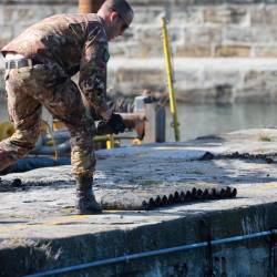 Iz barkovljanskega portiča so danes bombni tehniki italijanske vojske odpeljali dvanajst starih izstrelkov, ki so jih našli med deli z bagrom (FOTODAMJ@N)