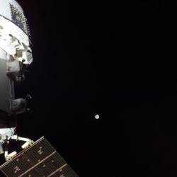 Četverica astronavtov misije Artemis 2 je na poti do načrtovanega preleta Lune ponoči prečkala polovico razdalje med Zemljo in Luno (ANSA)