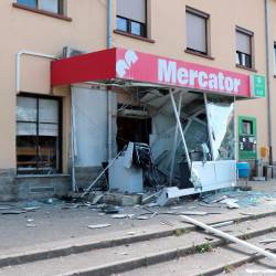 Ena močnejših eksplozij se je zgodila junija v Bertokih, poškodovala je tudi fasado zadruženega doma in trgovino (TOMAŽ PRIMOŽIČ/FPA/PRIMORSKE NOVICE)
