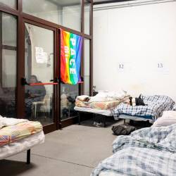 V Ulici Bonomo prenočuje 20 ljudi, v glavnem gre za tuje državljane brez mesta v sprejemnem centru (TEDESCHI/FOTODAMJ@N)