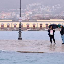 Ob visokem plimovanju danes v Trstu morje le za las ni poplavljalo (FOTODAMJ@N)