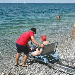 Seatrac omogoča gibalno oviranim osebam lažji vstop v morje (FOTODAMJ@N)