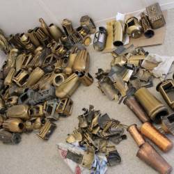 Tatova sta z grobov odnesla lanterne in druge okraske ter povzročila za 34.500 evrov škode