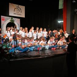 Učenke in učenci osnovne šole Samsa - Trinko so v gledališču v Boljuncu zaigrali na ukulele in zapeli (FOTODAMJ@N)