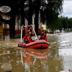 Reševalci na delu v Ceseni (ANSA)