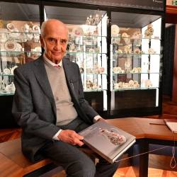 Podjetnik Vanja Lokar v Muzeju Sartorio ob donaciji (FOTODAMJ@N)