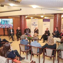 Ob moderatorju Sandorju Tencetu (v sredini) so bili od leve Andrej Berdon, Sergij Pahor, Rudi Pavšič, Jole Namor, Franco Juri in Miloš Budin (TIBALDI)